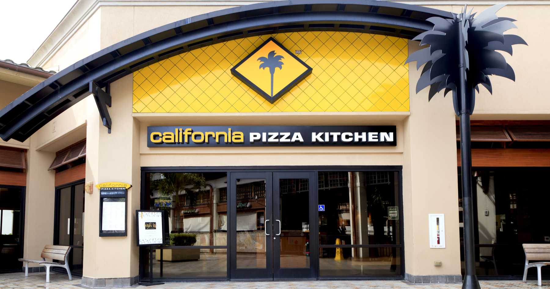 California Pizza Kitchen looks to sell stores to franchisees